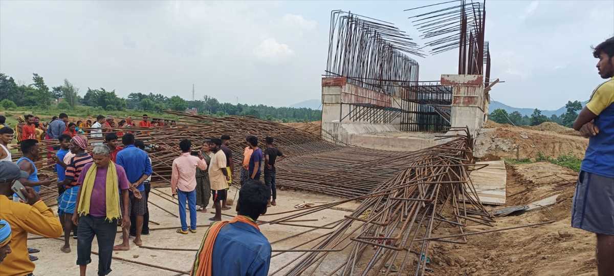 चतरा में रेलवे ब्रिज निर्माण के दौरान सरिया गिरने से हादसा, दो मजदूरों की मौत